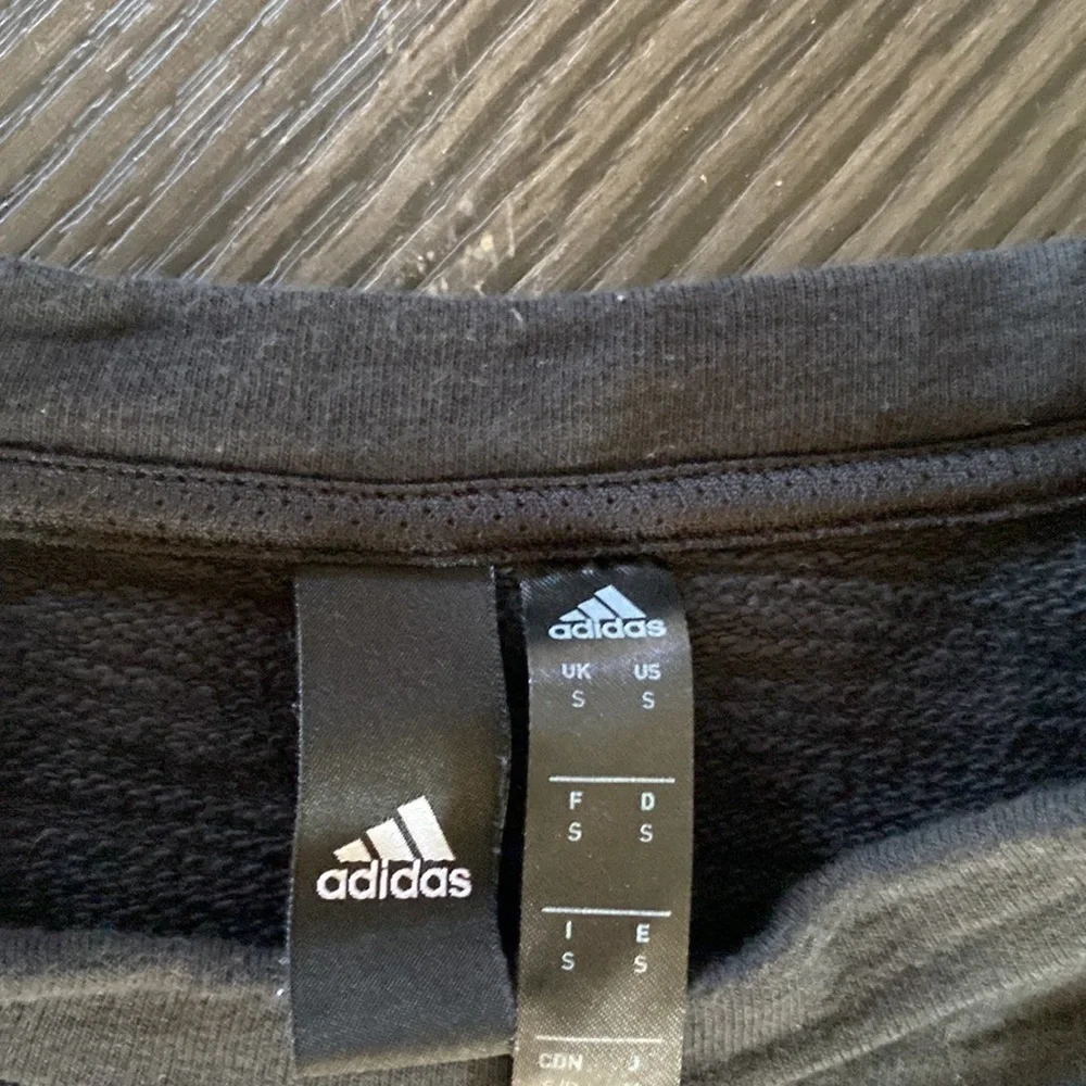 🍍Adidas 🍍 crew neck🍍sweatshirt 🍍size small🍍